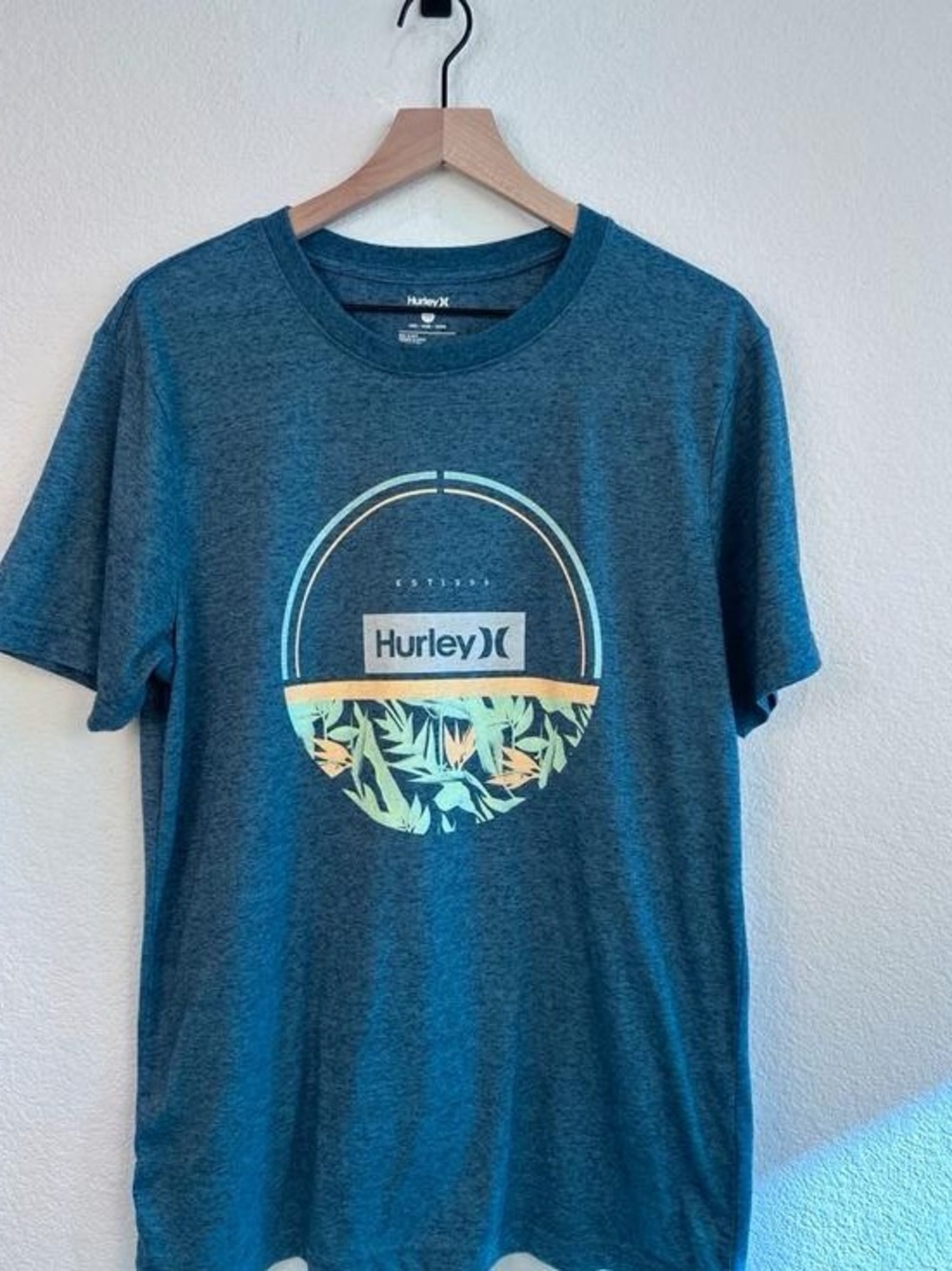 💃🏼 Blue Short-Sleeve Tee with Tropical Circle Graphic